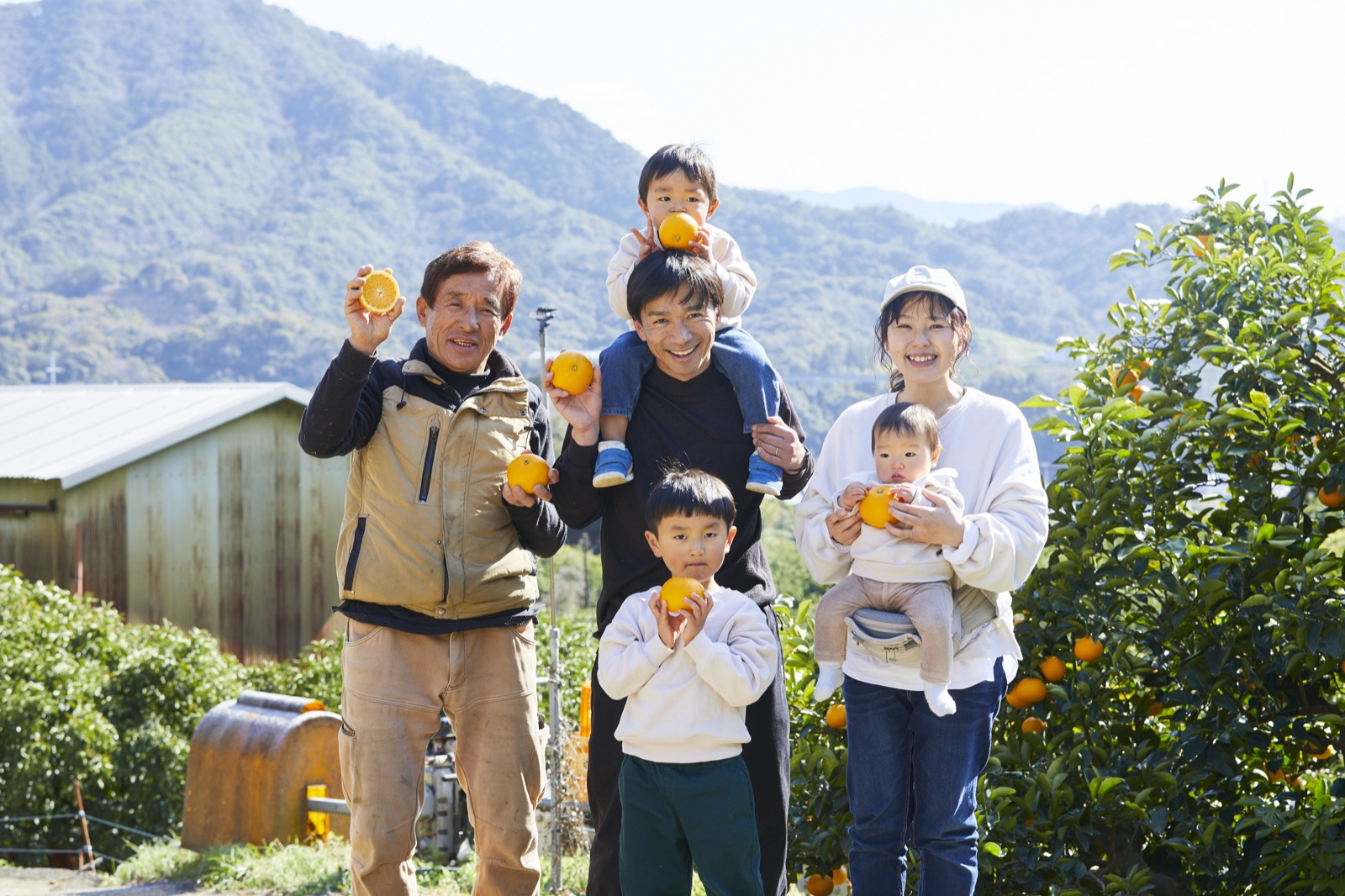 みかん山を背にした辻中農園の家族